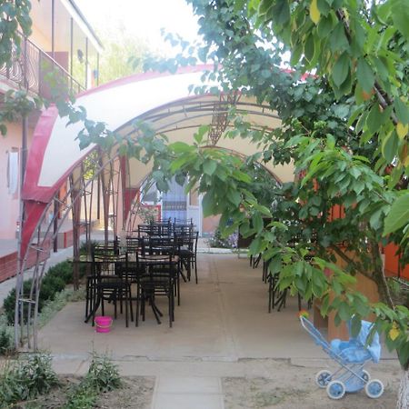 Monte Karlo Hotel Zaliznîi Port Exterior foto