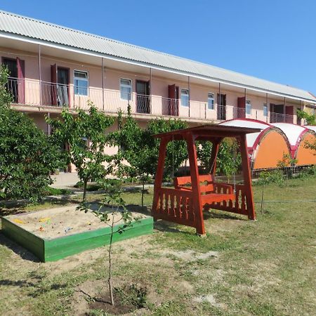 Monte Karlo Hotel Zaliznîi Port Exterior foto