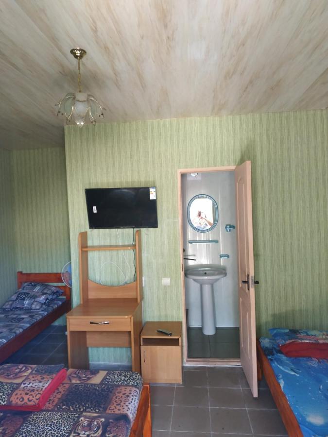 Monte Karlo Hotel Zaliznîi Port Exterior foto