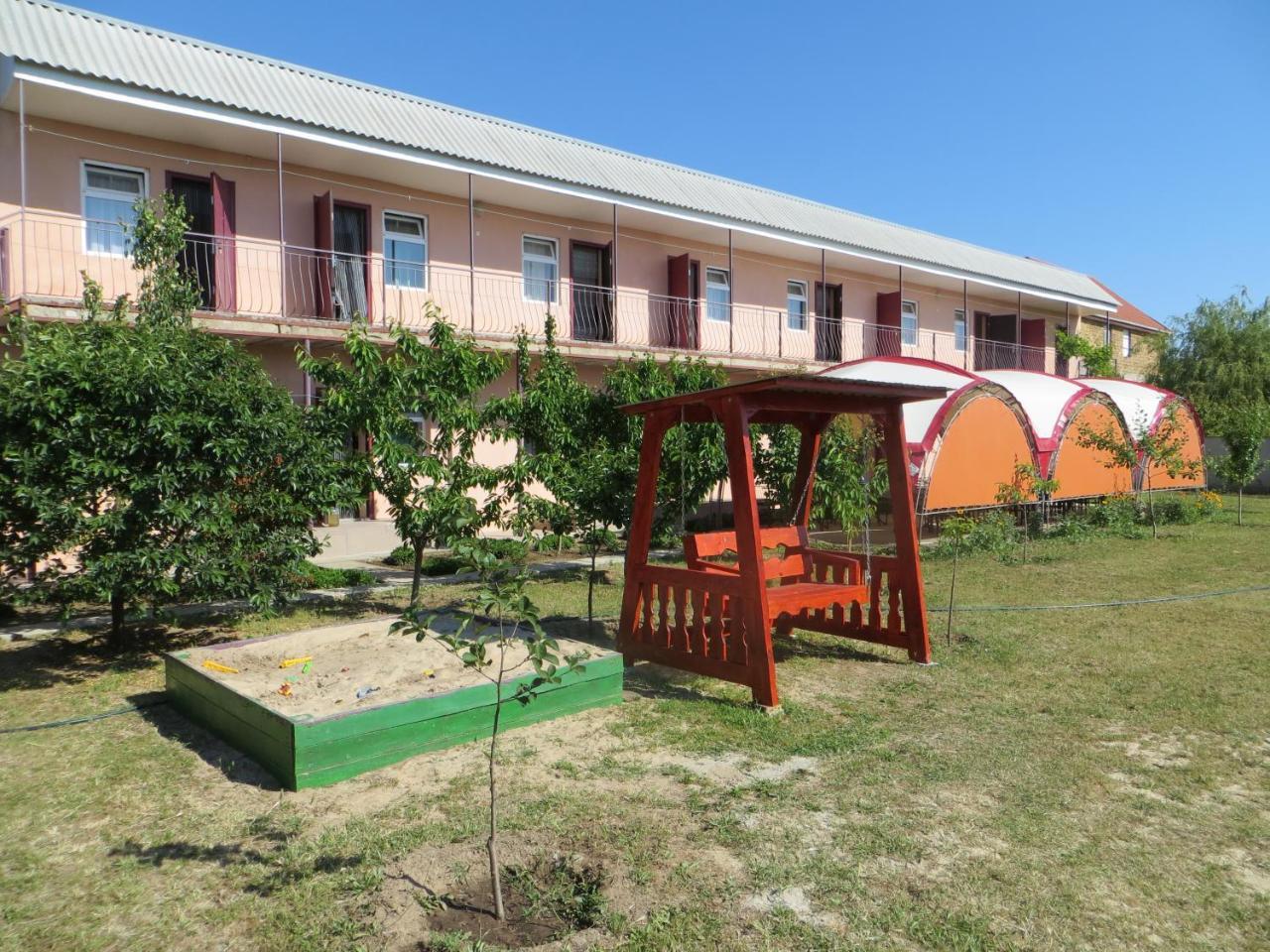 Monte Karlo Hotel Zaliznîi Port Exterior foto