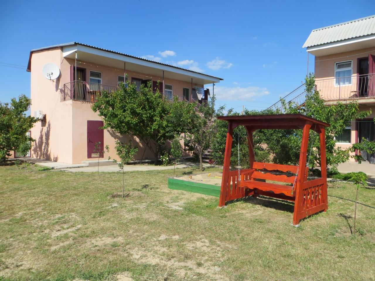 Monte Karlo Hotel Zaliznîi Port Exterior foto